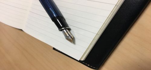 日記とペンの写真